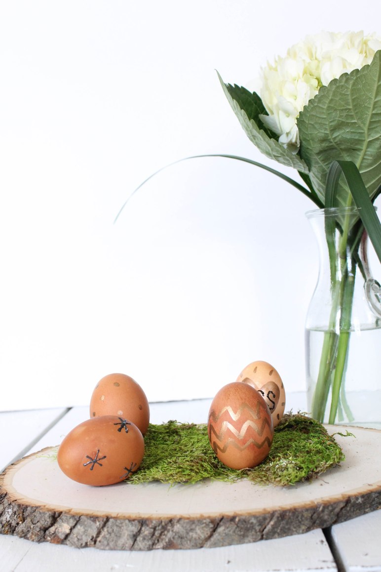 Naturally dye eggs for Easter l by Our Sweet Somewhere